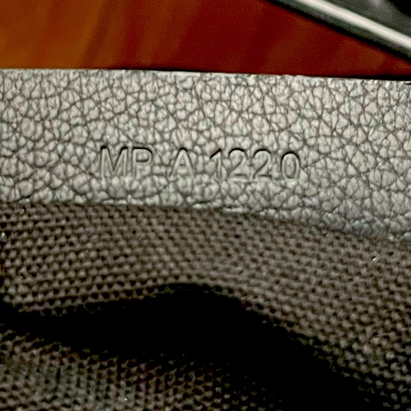 Givenchy Medium Antigona Handbag in Black - Picture 6 of 8